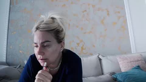 Snapshot of 00yourmilf chatting on 19, 4, 2026 Alma online show from 19, 4, 2026