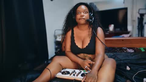 Lillycakes online show from 14, 9, 2025