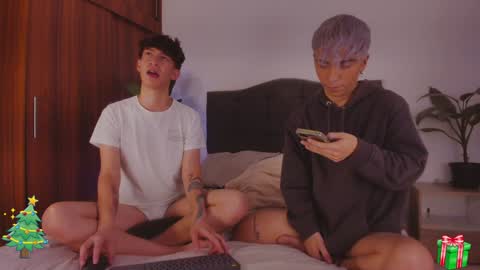 Snapshot of 2gays_1straight chatting on 19, 12, 2024 David and Yoel online show from 19, 12, 2024