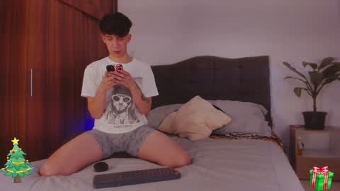 Snapshot of 2gays_1straight chatting on 22, 12, 2024 David and Yoel online show from 22, 12, 2024