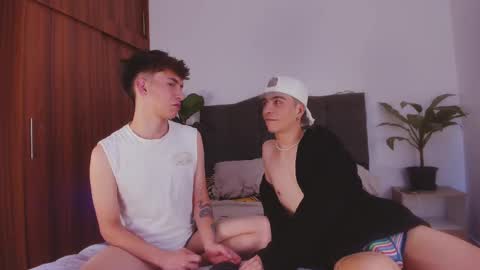 Snapshot of 2gays_1straight chatting on 24, 1, 2025 David and Yoel online show from 24, 1, 2025