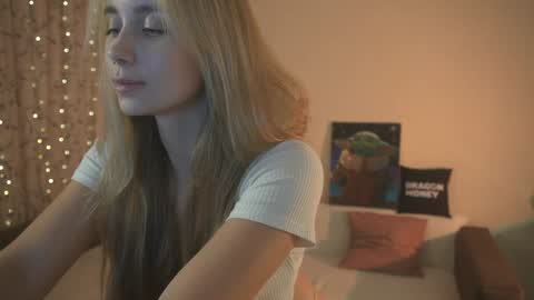 Elley  online show from 28, 1, 2025