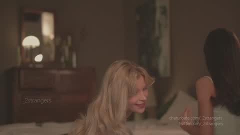 Snapshot of _2strangers chatting on 10, 3, 2025 Olivia dark hair Zoe light hair online show from 10, 3, 2025