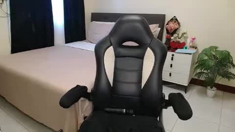 Snapshot of _ashley27 chatting on 5, 11, 2025 Angie online show from 5, 11, 2025