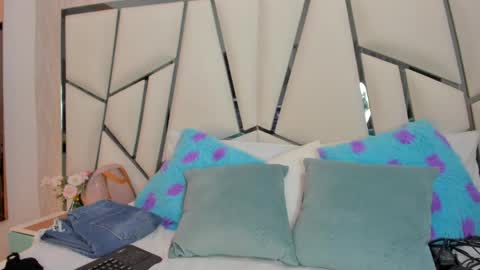 Aura online show from 24, 4, 2026