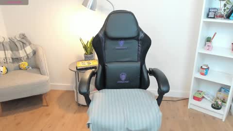 Bella Evans online show from 25, 2, 2025