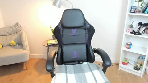 Bella Evans online show from 3, 3, 2025