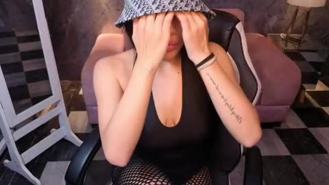 _charlottee_b online show from 8, 4, 2026