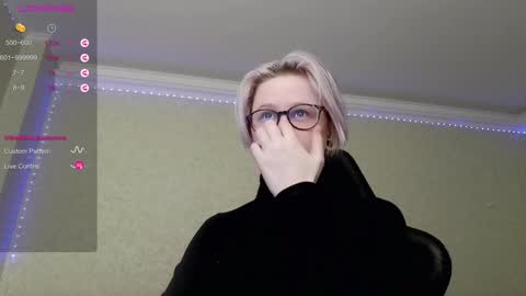 chloue and Gretta online show from 1, 12, 2024