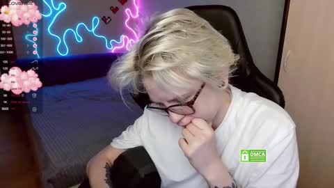 chloue and Gretta online show from 8, 11, 2025