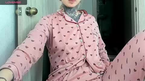 Snapshot of _feralberry__ chatting on 25, 2, 2025 Alis online show from 25, 2, 2025