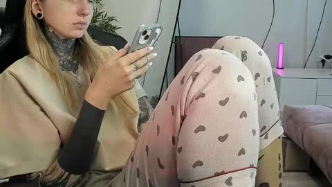 Snapshot of _feralberry__ chatting on 25, 9, 2025 Alis online show from 25, 9, 2025