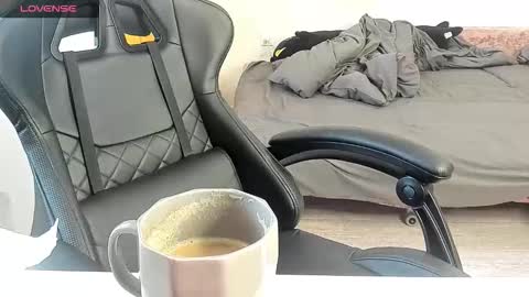 Snapshot of _feralberry__ chatting on 8, 10, 2025 Alis online show from 8, 10, 2025