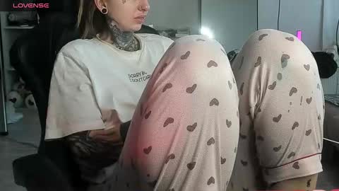 Snapshot of _feralberry__ chatting on 19, 11, 2025 Alis online show from 19, 11, 2025