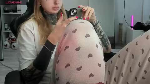 Snapshot of _feralberry__ chatting on 21, 11, 2025 Alis online show from 21, 11, 2025