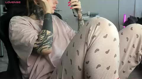 Snapshot of _feralberry__ chatting on 27, 11, 2025 Alis online show from 27, 11, 2025