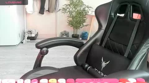 Snapshot of _feralberry__ chatting on 18, 12, 2025 Alis online show from 18, 12, 2025