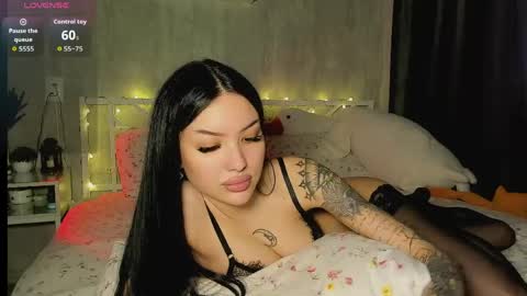 Jess blond and Leila brunette online show from 12, 4, 2026