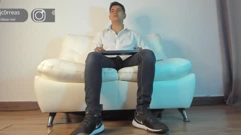 _juanes__ online show from 2, 1, 2025