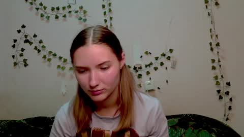 Snapshot of _kikiclark_ chatting on 13, 11, 2025 _kikiclark_ online show from 13, 11, 2025