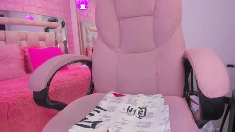 Snapshot of _laaura_ chatting on 2, 3, 2025 Laura online show from 2, 3, 2025