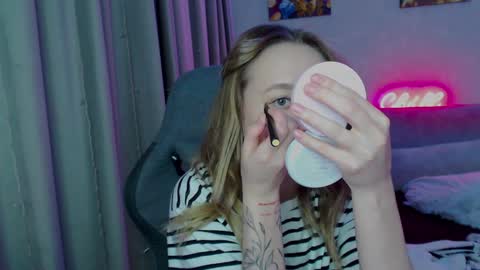 _lalune_ online show from 6, 1, 2025