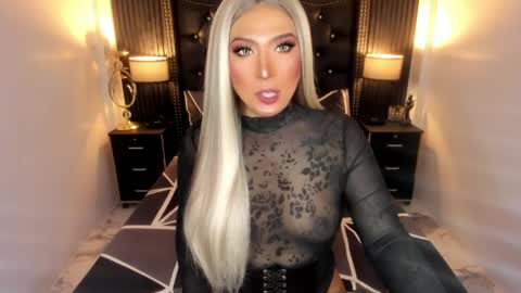 _natashacooper_ online show from 23, 4, 2026