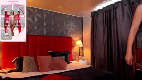 _nicoletteshea_ online show from 25, 2, 2025