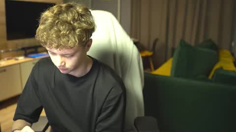 OLIVERpvt is open online show from 19, 11, 2025