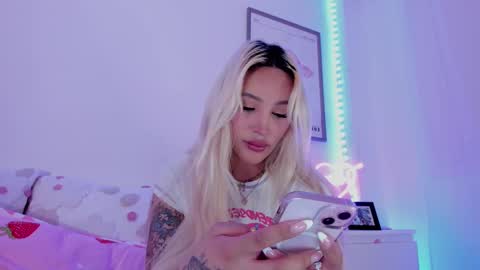 Snapshot of _viioletweekend_ chatting on 6, 3, 2025 online show from 6, 3, 2025