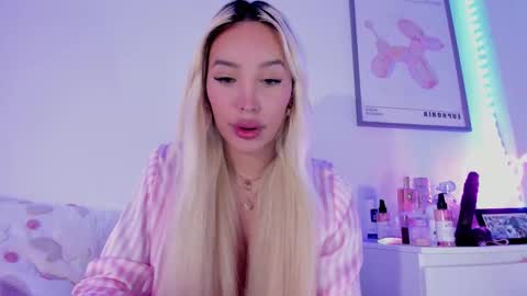 Snapshot of _viioletweekend_ chatting on 10, 3, 2025 online show from 10, 3, 2025