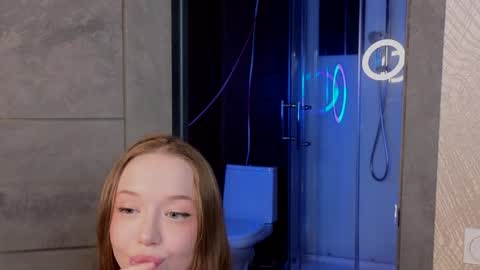 Snapshot of _violet_mills_ chatting on 5, 2, 2025 Violet online show from 5, 2, 2025