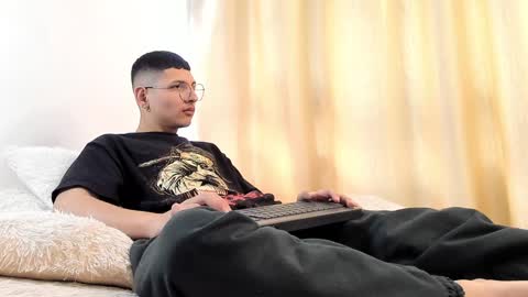 Snapshot of a_lejandro_08 chatting on 19, 12, 2024 alejo online show from 19, 12, 2024