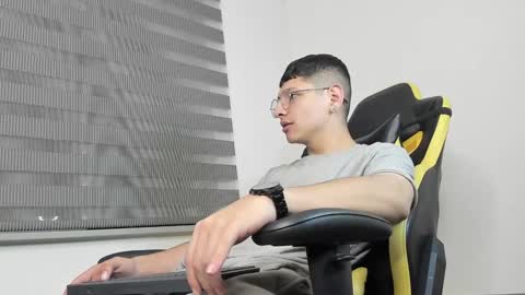 Snapshot of a_lejandro_08 chatting on 3, 2, 2025 alejo online show from 3, 2, 2025