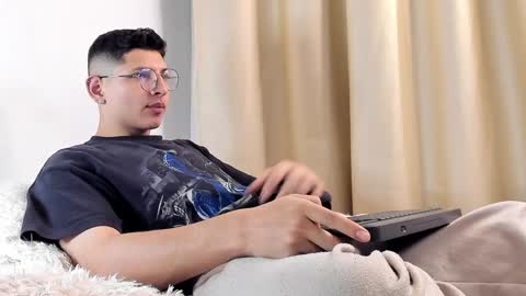 Snapshot of a_lejandro_08 chatting on 8, 2, 2025 alejo online show from 8, 2, 2025