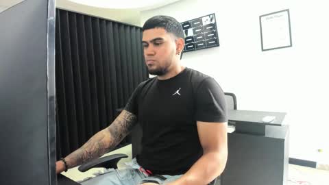 ig aaron hunter123 online show from 25, 3, 2026