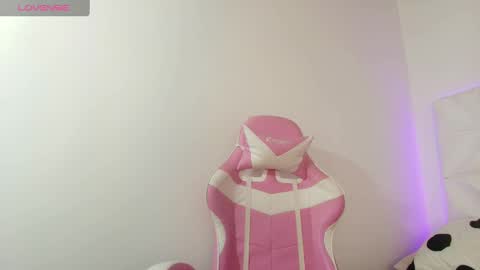 Abril  online show from 3, 10, 2025