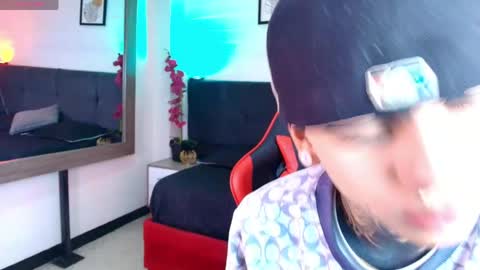 AdamsWalkerr  online show from 28, 4, 2026
