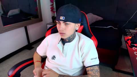 AdamsWalkerr  online show from 29, 4, 2026
