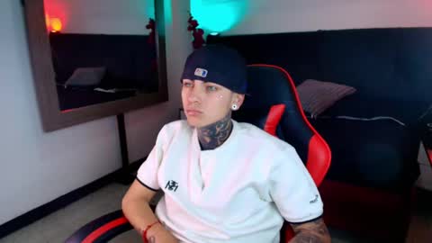 AdamsWalkerr  online show from 29, 4, 2026