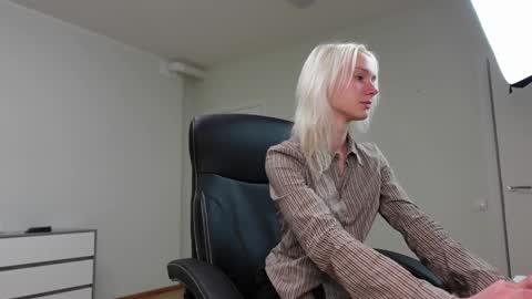 Agelina Lilly Laura online show from 19, 11, 2025