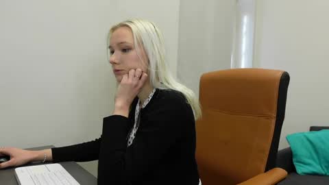 Agelina Lilly Laura online show from 26, 4, 2026