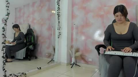 karoline  online show from 25, 11, 2025