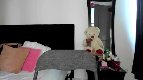 Snapshot of akanekihm chatting on 19, 12, 2025 MIRANDA online show from 19, 12, 2025