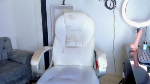 Alahia Gil online show from 25, 4, 2026