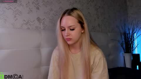 Snapshot of alice_elf chatting on 12, 10, 2025 Alice online show from 12, 10, 2025