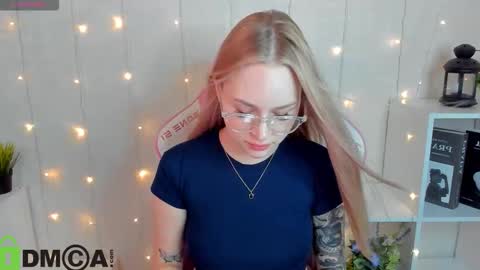 Snapshot of alice_elf chatting on 14, 11, 2025 Alice online show from 14, 11, 2025