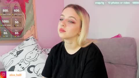 Snapshot of alice_halle chatting on 5, 3, 2025 alice_halle online show from 5, 3, 2025