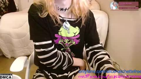 Snapshot of alice_hatchette chatting on 15, 10, 2025 Alice Hatchette online show from 15, 10, 2025