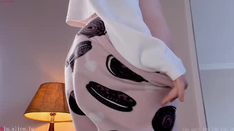 Elle online show from 5, 2, 2025